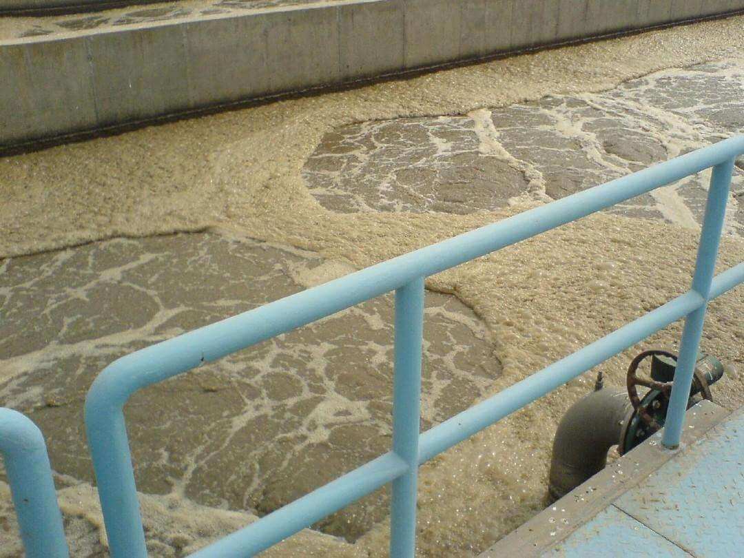 生物曝氣池出現(xiàn)泡沫，使用哪種消泡劑？